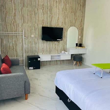 Urbanview Hotel Nimara Ngawi By Reddoorz Esterno foto